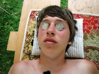 Custom of closing the eyes with coins